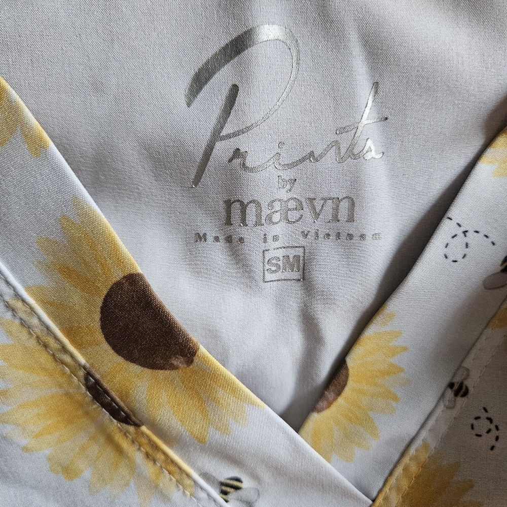 Maevn Bee The Sun Women's 3-Pocket STRETCH V-Neck Print Scrub Top - Picture 5 of 8